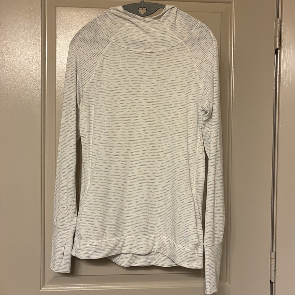 GapFit Breathe long sleeved White & Gray Top-has hood, and pockets. Size Small